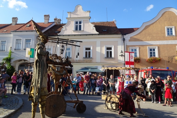 Burgfräuleins, Rittersleut und schräge Gesellen beim Mittelalterfest in Eggenburg© Alexandra Gruber
