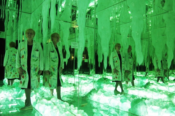 Hilde-Kuchler-die-Herrin-der-gläsernen-Burg-in-ihrem-Glasmuseum-©Wolfgang-Muhr