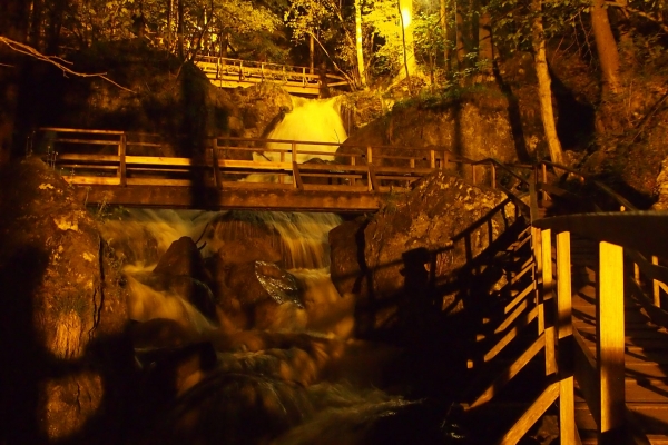 Wasserfall-mit-Festbeleuchtung©Wolfgang-Muhr
